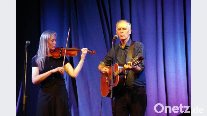 Robert Forster wird von seiner Frau Karin Bäumler auf der Violine begleitet Bild: müb