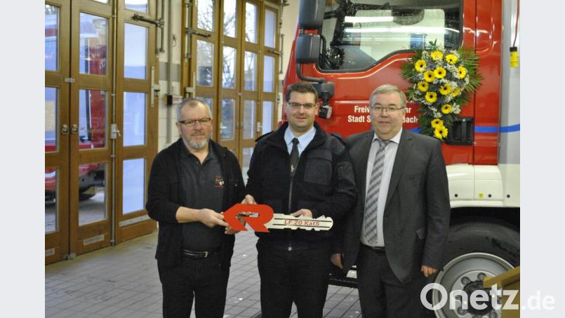 Offizielle Schlüsselübergabe durch Bürgermeister Sepp Reindl (rechts) an die Kommandanten Michael Werner (Mitte) und Karl Hottner. Bild: wfw