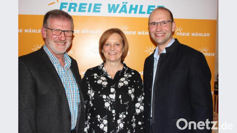 Johann Wurm (links) wurde einstimmig zum Bürgermeisterkandidaten der Freien Wähler gewählt. Darüber freuen sich seine Ehefrau Maria und Landratskandidat Ely Eibisch. Bild: kro