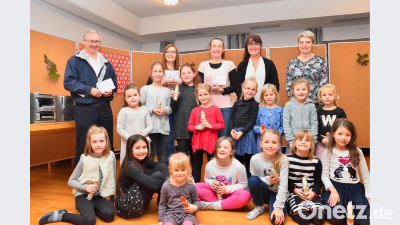 Der Nachwuchs freut sich über Schoko-Nikoläuse und (hinten, von links) Dr. Josef Nickl, Julia Wittmann und Regina Kriechenbauer über die Spende durch Jutta Reinisch und Christl Kaas. Bild: fjo