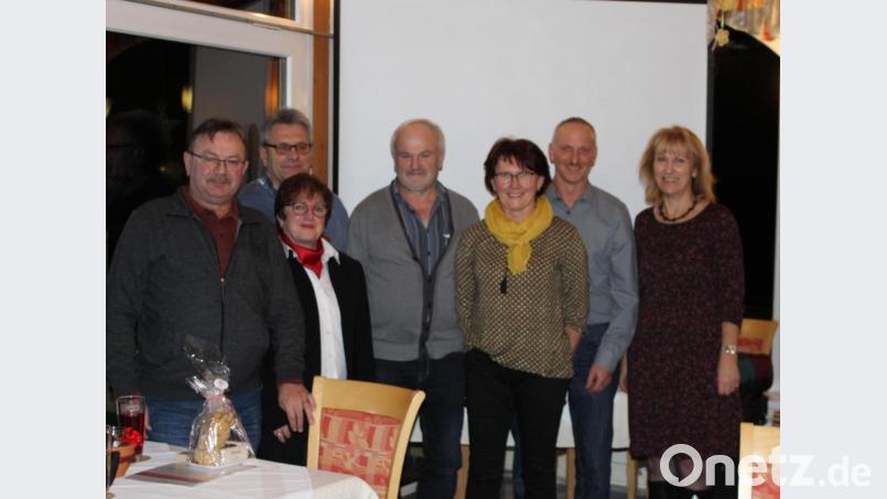 Das Rote Kreuz und die Gemeinde Birgland danken oftmaligen Blutspendern (von links): Ernst Raab (125), stellvertretende BRK-Kreisgeschäftsführerin Sabine Bogner, Uwe Heidbüchel (125) Werner Schäfer (75), Barbara und Werner Söhnlein (je 75) sowie Bürgermeisterin Brigitte Bachmann. Bild: sis