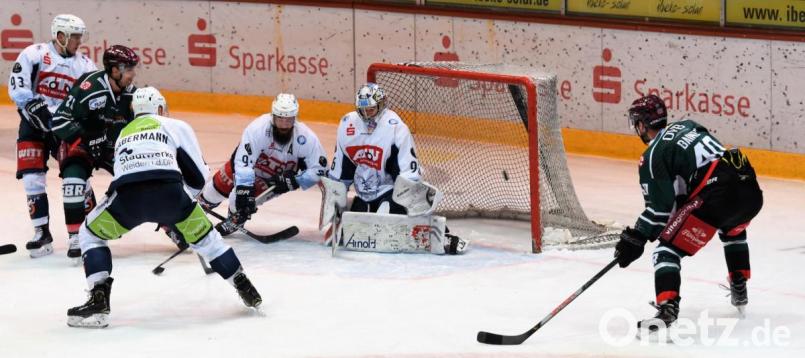 Der Anfang vom Ende für die Blue Devils beim 0:6 in Rosenheim: Alexander Höller (Zweiter von links) schießt in der zwölften Minute zum 1:0 für die Starbulls ein. Die Weidener Marco Pronath, Marco Habermann, Barry Noe und Goalie Daniel Filimonow (von links) können den Treffer nicht verhindern. Rechts der Rosenheimer Michael Baindl. Bild: Hans-Jürgen Ziegler