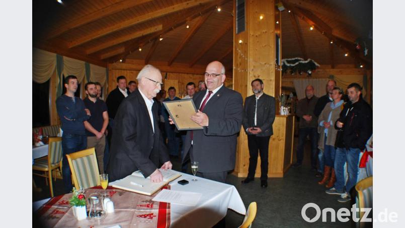 Bei der Verleihung der Ehrenurkunde an Prof. Dr. Dr. Wolfgang Grunewald Bild: enz