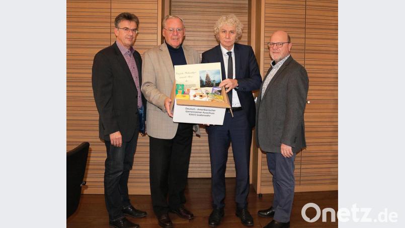 Die Pakete sind mit Lebensmitteln und weihnachtlichen Leckereien befüllt, der Wert liegt bei jeweils ca. 30 Euro. Von links: Personalchef Walter Brucker, DAGA-Präsident Helmuth Wächter, Landrat Wolfgang Lippert und Wolfgang Jäger, Leiter des Sozialamtes. Bild: Stefan Malzer, Landkreis Tirschenreuth/exb