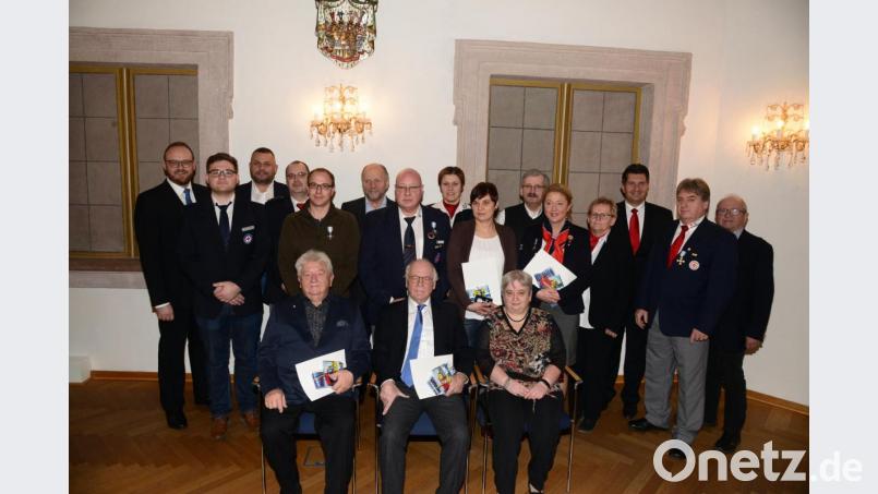 Landrat Andreas Meier (links) überreicht den langjährigen ehrenamtlich tätigen Mitarbeitern die Ehrenzeichen am Bande und die Urkunde des Bayerischen Staatsministers des Innern, für Sport und Integration. BRK-Kreisvorsitzender Altlandrat Simon Wittmann (6. von links) würdigt diese Tätigkeit mit der klaren Aussage: &quot;Wir sind stolz auf euch.&quot; Bild: bey