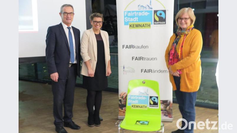 Bürgermeister Werner Nickl zeigte Ruth Dorner und Dr. Catharina Denk (von rechts) den Stuhl, den Kemnaths KinderKunst für die Fairtrade Stadt Kemnath gestaltet hat. Bild: jzk