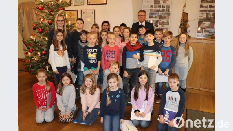 Bürgermeister Franz Stahl (hinten rechts) mit Klassenleiterin Theresia Thoma (hinten links) und der 4b im Foyer des Rathauses. Bild: M. Streich, Stadt Tirschenreuth/exb