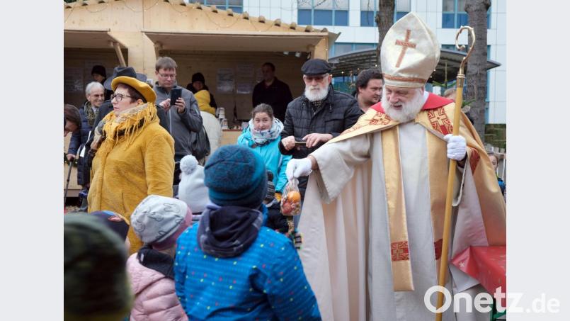 Auch der Nikolaus war beim Weihnachtsmarkt am Klinikum St. Marien vertreten, zur Freude der Kinder allerdings ohne Knecht Ruprecht. Bild: Klinikum/Dietl/exb