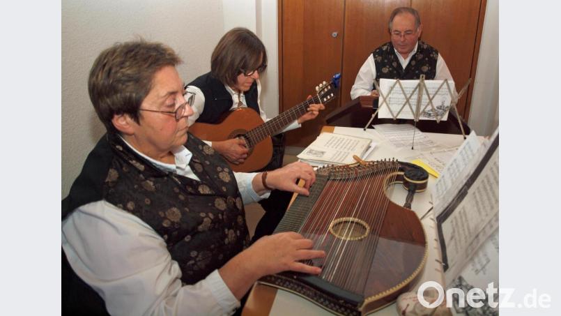 Irmgard Diermeier an der Zither, Inge Roggenhofer mit der Gitarre und Georg Bayerl am Hackbrett stimmten auch als Dreigesang mit adventlichen Liedern auf Weihnachten ein. Bild: sön