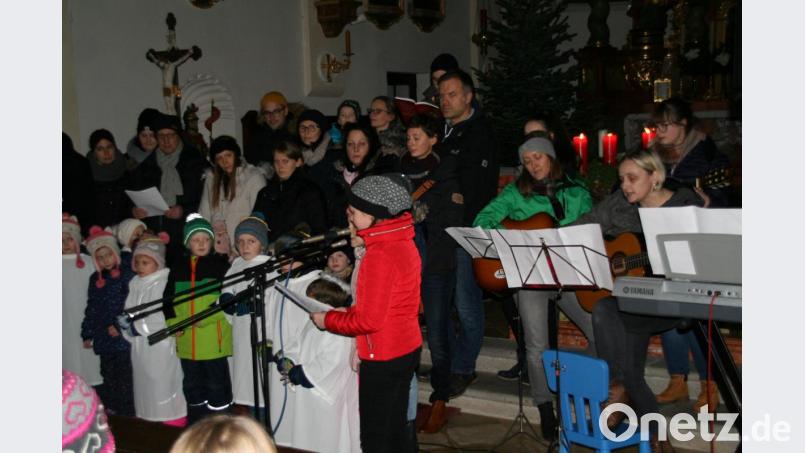 Die Auftritte der Kinder der Jobst-vom-Brandt-Schule und des gemischten Chores des Kindergarten Piccolino, der sich aus den Kindern, Eltern und Erzieherinnen zusammensetzte, wurden wegen des Regens kurzerhand in die Kirche verlegt. Bild: fpoz