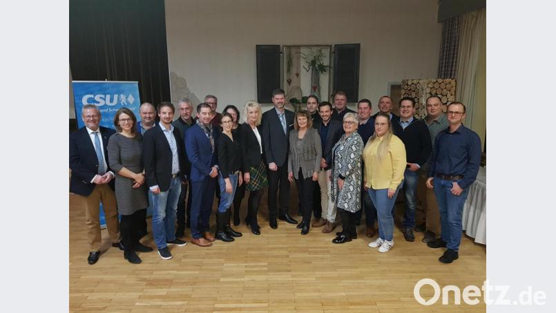 Bei der Nominierungsversammlung der Schwarzenfelder CSU wurden 20 Kandidaten für die Wahl zum Marktrat im kommenden März bestimmt. An der Spitze der Liste steht der bereits nominierte Bürgermeisterkandidat Wolfgang Prebeck (Mitte). Unterstützung versprachen der Schwandorfer Oberbürgermeister Andreas Feller (links) und die Fraktionsvorsitzende der Kreistags-CSU, Martina Englhardt-Kopf (daneben). Bild: exb