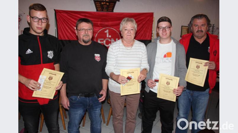 Der 1.FCN-Fanclubs Stiftland ehrte langjährige Mitglieder. Im Bild: (von links) Fabian Nickl, Vorsitzenden Harry Kutzer, Margit Bächer, Fabian Kutzer und Franz Thoma. Bild: kro