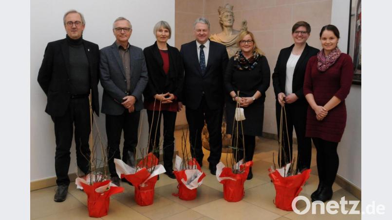 Ausgezeichnet (von links): Franz Mädler (Allee der grünen Stars Ursensollen), Matthias Mändl (Planetarium Ursensollen), Barbara Ströll („Die Kuh ist kein Klimakiller“/„Elternkochkurs Bio“), Landrat Richard Reisinger, Ulrike Zimmermann („Ich höre dir zu“), Regionalmanagerin Maria Regensburger und Julia Wolfsteiner („Enkeltauglich leben“). Bild: Christine Hollederer