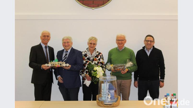 Verbandsvorsitzender Peter König (links) sowie der neue Geschäftsführer Thomas Prechtl (rechts) dankten Helmut und Jutta Graf (von links) sowie dem scheidenden Wasserwart Wolfgang Sticht. Bild: soj