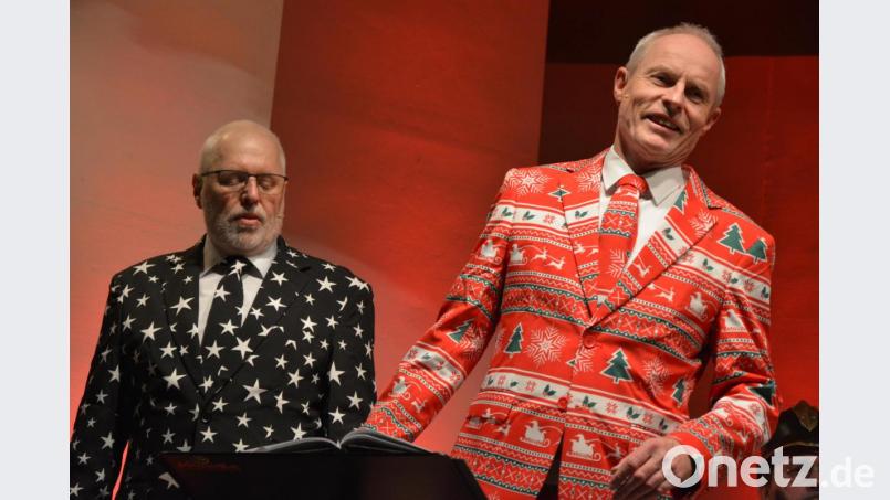 Den zweiten Teil des Abends gestalteten Christian Höllerer (links) und Norbert Neugirg im bunten Outfit. Bild: jr