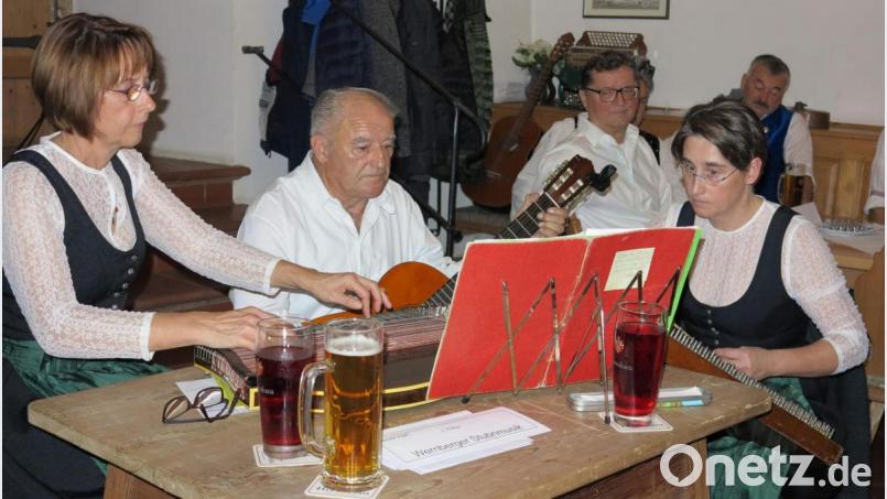 Die Beiträge der „Wernberger Stubnmusi“ mit v. l. Susanne Weiß, Sigi Paulus und Stephanie Rosenberg gerieten samt und sonders zu einem wohlklingenden Ohrenschmaus. Bild: u