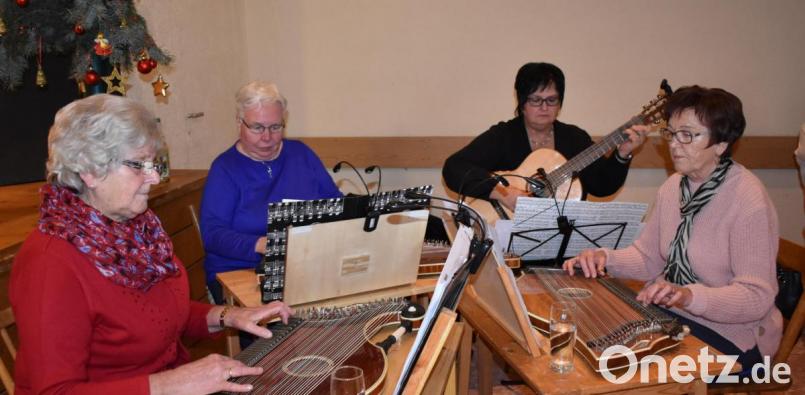 Die Adventsfeier des Katholischen Frauenbunds für Senioren begleitet "D'Saitenmusik Vierstädtedreieck" mit weihnachtlichen Liedern. . Bild: rgr