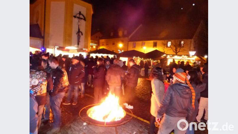 Vor der Neudorfer Kirche, auf dem Dorfplatz, spielt sich die 22. Dorfweihnacht ab. Bild: hme