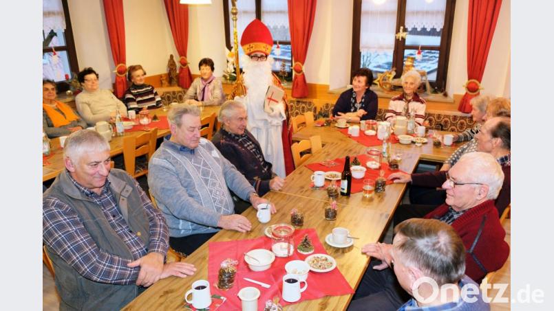 Gast des Katholischen Frauenbundes Oberbibrach ist die ältere Generation aus Oberbibrach und Münchsreuth. Auch der heilige Nikolaus schaut bei der Adventsfeier vorbei und verteilt Geschenke an Senioren und Organisatoren. Bild: do