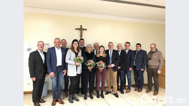 Joachim Häring vom Seenland-Team (Zweiter von links) stellte den Verbandsräten die neuen Mitarbeiterinnen Elisabeth Stehr, Dagmar Robold und Lisa Söllner (jeweils mit Blumenstrauß, von links) vor. Bild: exb