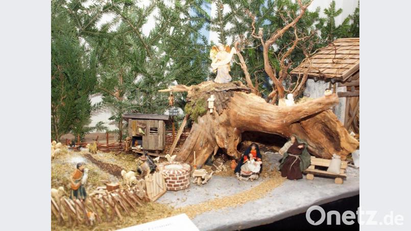 Eine Wurzelkrippe mit vielen Details wie Gartenzaun, Hühnerstall, Brunnen, Schubkarre, Vogelhäuschen, Gartenbank und Maria mit Jesuskind auf dem Schoß. Bild: sön