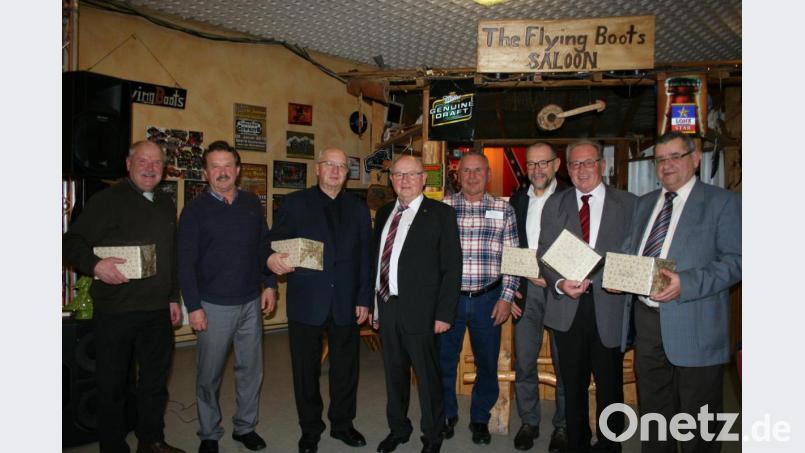 Geschenke überreichen &quot;Frohsinn&quot;-Präsident Erwin Dromann sowie seine beiden &quot;Vize&quot; Max Gradl (Vierter und Fünfter von links) und Ludwig Schneider (Zweiter von links) an Bürgermeister Peter Lehr, Ruhestandspfarrer Helmut Süß, die Bürgermeister Karl Lorenz und Klaus Lehl sowie Dieter Kies vom Stadtverband (von links). Bild: gpa