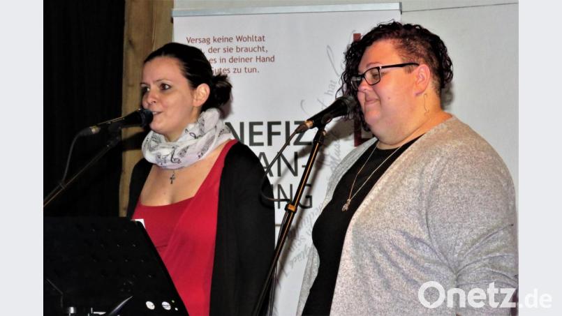 Stefanie Gröger (links) aus Griesbach und Bettina Mildner aus Flossenbürg starteten das Konzert mit "Amazing Grace". Bild: ubb
