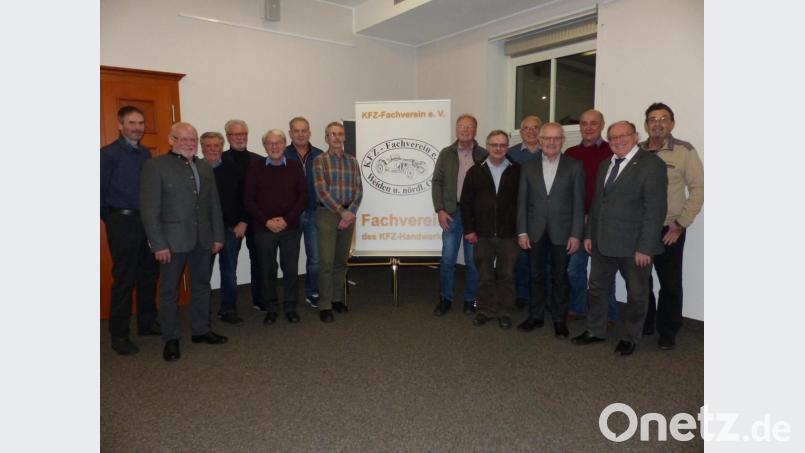 Kreishandwerksmeister Joachim Behrend und Vorsitzender Josef Schärtl (von links) danken den Geehrten sowie dem Referenten des Abends Josef Weilhammer (Zweiter von rechts). Bild: sl