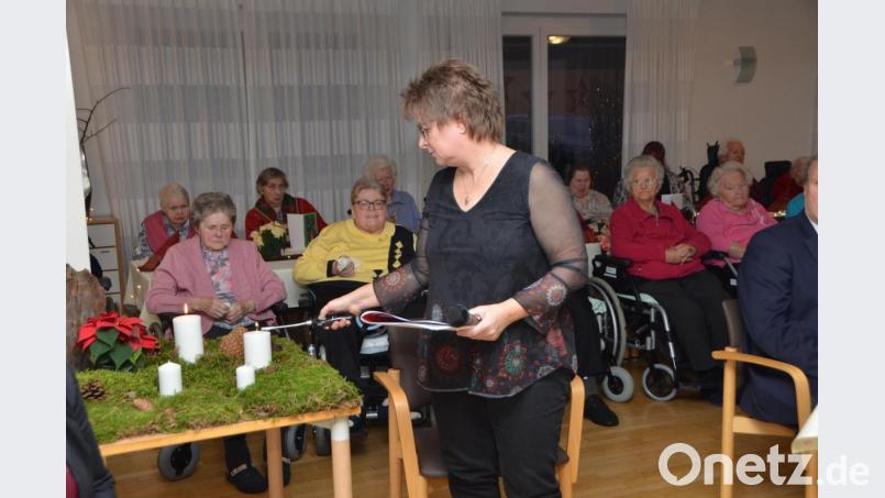 Heimleiterin Rita Gilch entzündete bei der Adventfeier im Walter-Siegert-Caritasheim Kerzen. Bild: dob