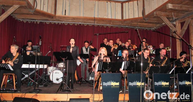 Die &quot;Swinging Christmas Show&quot; der &quot;King-Size Big-Band&quot; von Markus König begeistert in der &quot;Lumperer Hall&quot;. Bild: stg