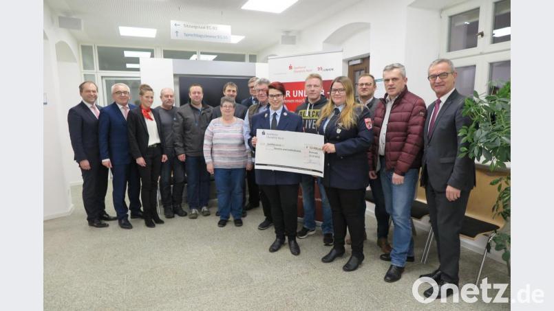 Auf Vorschlag von Bürgermeister Werner Nickl (rechts) überreichten Hans-Jörg Schön und Ludwig Zitzlmann (von links) Spendenschecks an sieben Vereine und Institutionen im Geschäftsgebiet der Sparkasse Oberpfalz-Nord. Bild: jzk