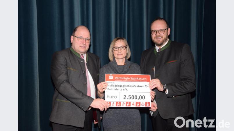 Das Engagement am HPZ für Menschen mit Behinderung würdigen Landrat Andreas Meier (rechts) und Johann Zach (links) von den Vereinigten Sparkassen mit einer Spende an Birgit Reil. Bild: fz