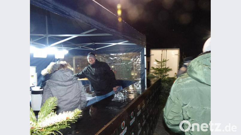 Schlange stehen musste man vor allem am Glühweinstand, trotz des Stresses gab es nur freundliche Gesichter Bild: hme