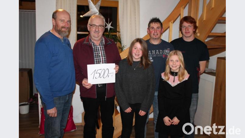 Hans Kellner (links) beschenkt als Nikolaus nicht nur die Kinder. Herbert Putzer (Zweiter von links) erhält von ihm für die Kinderkrebshilfe satte 1500 Euro. Bild: exb/Renate Kellner