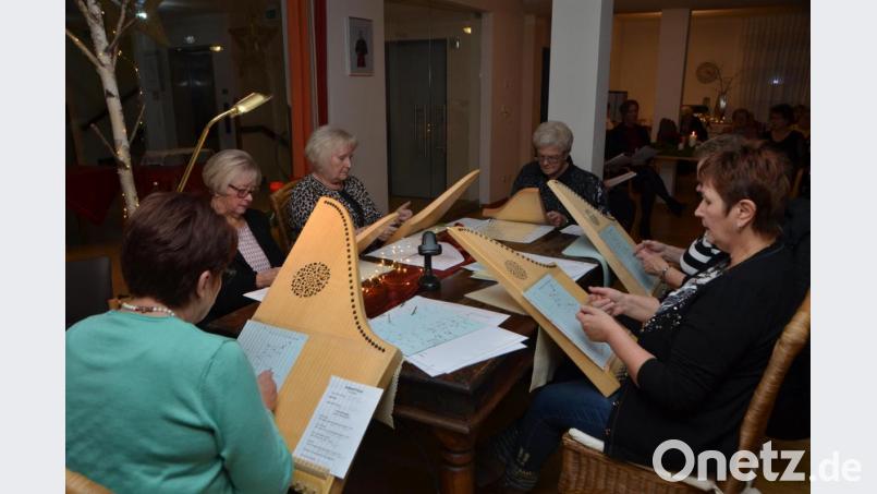 Zur Adventfeier im Walter-Siegert-Caritasheim spielt die Veeh-Harfen-Gruppe aus Moosbach auf. Bild: dob