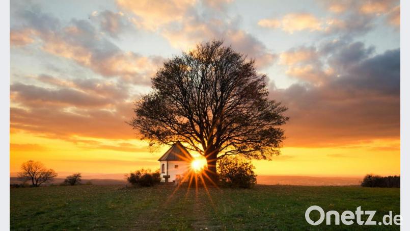 Wer in der Oberpfalz wandert, darf sich unvergesslicher Momente sicher sein: Dieses Bild einer Kapelle gelang der jungen Oberpfälzer Fotokünstlerin Lena Held bei Muglhof (bei Weiden). Bild: Lena Held/TV Ostbayern