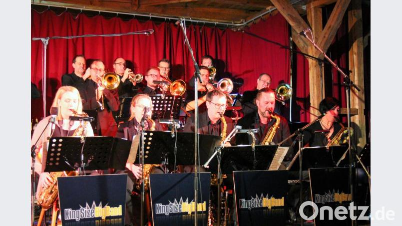 Ruhig und bombastisch - die Blechbläser der &quot;King-Size Big-Band&quot; um Markus König (vorne, Zweiter von rechts) können beides. Das beweisen sie bei der &quot;Swinging Christmas Show&quot; in Trabitz. Bild: stg