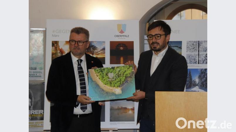 Bürgermeister Michael Göth erhält den ersten druckfrischen Oberpfalz-Kalender Christoph Aschenbrenner, dem Geschäftsführer des Vereins Oberpfalz Marketing. Bild: mfh