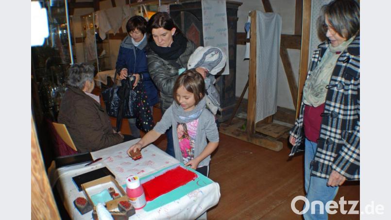 Besonders beliebt waren die vielen Mitmach-Aktionen für Kinder. Hier wird eine Weihnachtsdecke bedruckt. Bild: enz