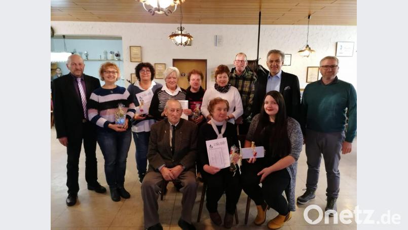 Zahlreiche ATS-Mitglieder erhielten Auszeichnungen für ihre Vereinstreue: (von links stehend) Stadtverbandsvorsitzender Peter Haibach, Patrizia Haibach, Regina Schiffmann, Waltraud Rasp, Hannelore Süß, Anni Meier, Matthias Pilz, Bürgermeister Roland Grillmeier, Vorsitzender Andreas Dreßel, (sitzend) Oswin Hilgarth, Rita Duda und Maria Schiffmann. Bild: exb