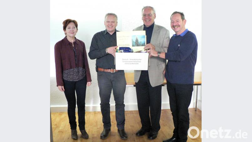Luzia Reiß (von links), im Rathaus Sachbearbeiterin im Sozialwesen, und Bürgermeister Jürgen Kürzinger nehmen von Helmuth Wächter, dem deutschen Präsidenten des Deutsch-Amerikanischen Gemeinsamen Ausschusses, und seinem Stellvertreter Helmut Amschler 15 Lebensmittelpakete in Empfang. Bild: lep