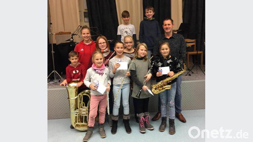 Freudige Gesichter bei den Nachwuchsmusikern: (von links) Fabian Ehlerding, Dirigentin Lena Breitschaft, Fiona Heimler, Romina Ram, Annika Scheibl, Alexander Schleicher, Carolina Straller, Antonia Kemptner, Julian Pronath, Phelina Schleicher und Vorstandsmitglied Hans-Jürgen Meisenecker. Bild: exb