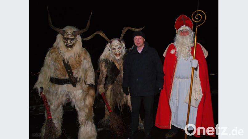 Bürgermeister und Vereinskartellvorsitzender Lothar Müller stellte sich auch mit zwei Deifl und dem Nikolaus zu einem gemeinsamen Foto. Bild: Renate Bauer-Zölch