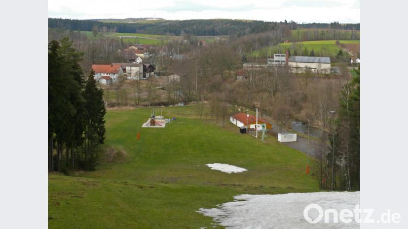 Die Fläche entlang der Wondreb bis zur Linie zwischen den Bäumen (links und rechts im Bild) steht dem Turnverein Waldsassen künftig nicht mehr für die Skianlage zur Verfügung. Im September 2023 endet der Pachtvertrag mit dem Eigentümer. Archivbild: Norbert Grüner