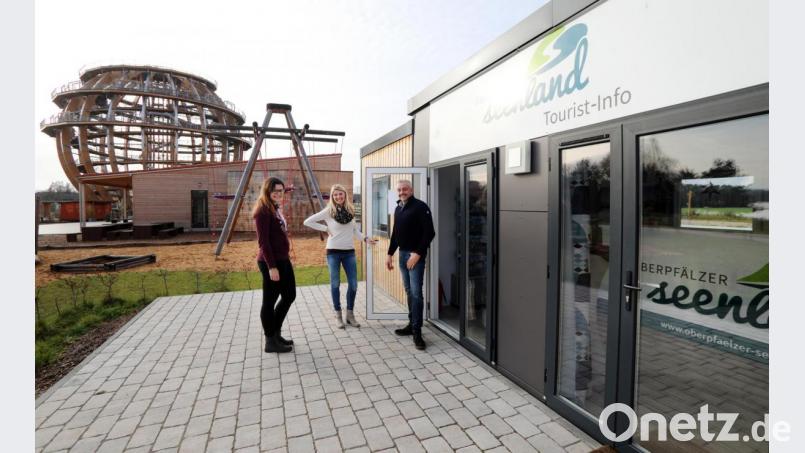 Elisabeth Stehr, Tanja Berschneider und Joachim Häring (von links) gehören zum Team der Geschäftsstelle des Zweckverbands Oberpfälzer Seenland, die samt Tourismus-Information im März neben der Erlebnis-Holzkugel am Steinberger See eröffnet wurde. Bild: Gerhard Götz