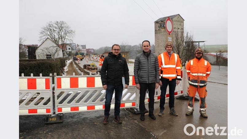 Von den Fortschritten des Gehwegs in der Sigraser Straße überzeugen sich (von links) Georg Rumpler (Renner Consult), Bürgermeister Hans-Jürgen Strehl, Daniel Utz und Franz Klement (Hans Braun GmbH).