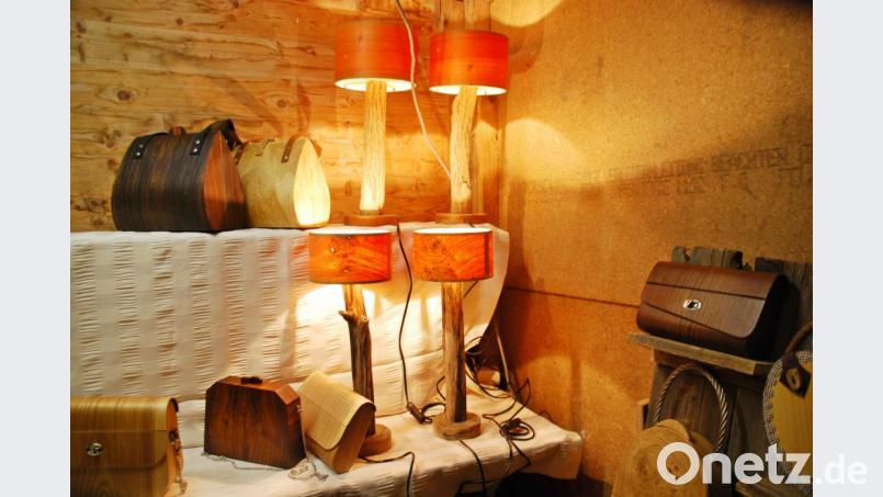 Ein ganz besonderes Angebot waren Taschen und Lampen aus Holz. Bild: enz