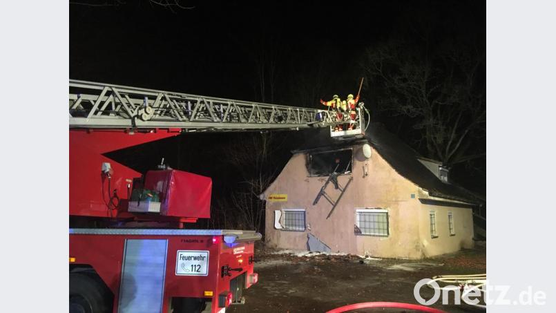 Die Feuerwehr Altenstadt rückt in der Nacht zum Sonntag zu einem Brand auf dem ehemaligen Gelände von Beyer &amp; Co. aus. Bild: Gustl Beer