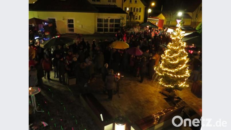 Erstmals wird zur Altenstädter Weihnacht auf dem Alten Pfarrplatz eingeladen. Die Besucher verbringen dabei schöne Stunden. Bild: adj