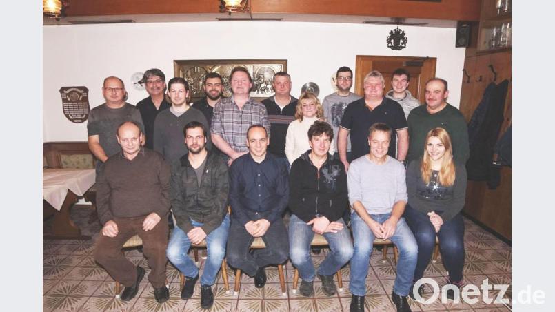 Die Wählergemeinschaft Högling stellt ihre Kandidaten auf: (vorne, von links) Johann Armer, Christian Obendorfer, Florian Adam, Adolf Flierl, Franz Piehler, Jessica Meierhofer,
(hinten, von links) Arnold Bauer, Peter Hofrichter, Manfred Lorenz, Hubert Meierhofer, Josef Altmann, Michael Piehler, Heidi Altmann, Markus Schwarz, Siegfried Schlosser, Jan Stretz und Albert Hausmann. Bild: nib